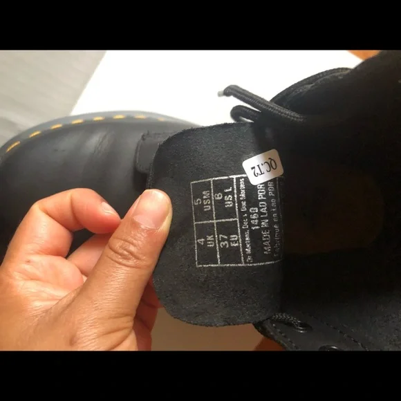 Women’s pre-loved - Dr. Martens - 1460 Greasy Leather lace-up boots. Size 6 - Picture 10 of 16